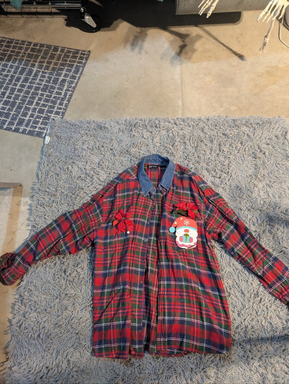 Faded Glory Red and Green Plaid Shirt Jacket with Denim Collar and Holiday Patch